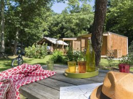 Camping Pas Cher vous présente avec son site Officiel campingpascher.fr, le Camping Nantes Camping classé 5 étoiles, situé sur la commune de Nantes dans le département Loire-atlantique (Pays De La Loire) en France. Le camping Nantes Camping, vous présente un hébergement de type chalet de 16 m² et télévision. Le camping Nantes Camping vous propose du mardi 25 août au mardi 01 septembre 2026, en promotion à -10% pour 7 nuits à 401,40 € au lieu de 446,0 € soit une Économie de 44,60 €. Cette location propose 53 dates différentes pour réserver votre séjour. Découvrez également les 18 autres gammes d'hébergements du camping. Les Avis clients pour le Camping Nantes Camping sont excellents avec une note moyenne de 8 sur 10. Piscine couverte, Piscine extérieure, Animations familiales, Aire de jeux enfants, Ping-pong, Pétanque, Dépôt de pain, Pizzeria, Plats à emporter, Restaurant, Épicerie,... En savoir plus : cliquez-ICI.