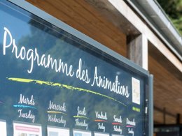 Camping Pas Cher vous présente avec son site Officiel campingpascher.fr, le Camping Nantes Camping classé 5 étoiles, situé sur la commune de Nantes dans le département Loire-atlantique (Pays De La Loire) en France. Le camping Nantes Camping, vous présente un hébergement de type chalet de 35 m² et télévision. Le camping Nantes Camping vous propose du dimanche 08 mars au dimanche 15 mars 2026, en promotion à -20% pour 7 nuits à 548,80 € au lieu de 686,0 € soit une Économie de 137,20 €. Cette location propose 249 dates différentes pour réserver votre séjour. Découvrez également les 18 autres gammes d'hébergements du camping. Les Avis clients pour le Camping Nantes Camping sont excellents avec une note moyenne de 8 sur 10. Piscine couverte, Piscine extérieure, Animations familiales, Aire de jeux enfants, Ping-pong, Pétanque, Dépôt de pain, Pizzeria, Plats à emporter, Restaurant, Épicerie,... En savoir plus : cliquez-ICI.