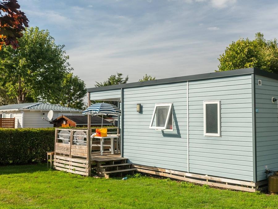Camping Pas Cher vous présente avec son site Officiel campingpascher.fr, le Camping Domaine De La Marina classé 4 étoiles, situé sur la commune de Messanges dans le département Landes (Aquitaine) en France. Le camping Domaine De La Marina, vous présente un hébergement de type mobil-home de 27 m² avec climatisation et télévision. Le camping Domaine De La Marina vous propose du sam. 29 août au sam. 05 septembre 2026, en promotion à -25% pour 7 nuits à 525 € au lieu de 700,0 € soit une Économie de 175 €. Cette location propose 41 dates différentes pour réserver votre séjour. Découvrez également les 12 autres gammes d'hébergements du camping. Les Avis clients pour le Camping Domaine De La Marina sont excellents avec une note moyenne de 8 sur 10. Piscine chauffée, Piscine couverte, Animations familiales, Aire de jeux enfants, Centre équestre, Golf, Ping-pong, Piscine, Pétanque, Salle de jeux vidéo, Bar, Boulangerie, Bureau de tabac, Dépôt de pain, Snack/Bar, Supermarché,... En savoir plus : cliquez-ICI.