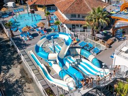 Camping Pas Cher vous présente avec son site Officiel campingpascher.fr, le Camping Domaine De La Marina classé 4 étoiles, situé sur la commune de Messanges dans le département Landes (Aquitaine) en France. Le camping Domaine De La Marina vous propose un hébergement de type bungalow de 37 m² pour 6 personnes. Cet hébergement propose plus de 37 dates différentes pour réserver ! Pour dévouvrir la période la moins chère, consultez la rubrique 'Tarifs' et sélectionnez votre mois de départ. L'établissement vous propose 12 autres types d'hébergements. Découvrez tous nos séjours à petits prix dans la commune et aux alentours de Messanges du département : Landes (Aquitaine). Les Avis clients pour le Camping Domaine De La Marina sont excellents avec une note moyenne de 8 sur 10. Piscine chauffée, Piscine couverte, Animations familiales, Aire de jeux enfants, Centre équestre, Golf, Ping-pong, Piscine, Pétanque, Salle de jeux vidéo, Bar, Boulangerie, Bureau de tabac, Dépôt de pain, Snack/Bar, Supermarché,... En savoir plus : cliquez-ICI.