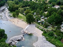 Camping Pas Cher vous présente avec son site Officiel campingpascher.fr, le Camping Le Ventadour classé 3 étoiles, situé sur la commune de Meyras dans le département Ardèche (Rhône Alpes) en France. Le camping Le Ventadour vous propose un hébergement de type mobil-home de 28 m² pour 2 personnes (télévision). L'établissement vous propose 3 autres types d'hébergements. Découvrez tous nos séjours à petits prix dans la commune et aux alentours de Meyras du département : Ardèche (Rhône Alpes). Les Avis clients pour le Camping Le Ventadour sont excellents avec une note moyenne de 8 sur 10. Animations familiales, Aire de jeux enfants, Baby-foot, Canoë-kayak, Cyclisme, Ping-pong, Piscine, Pétanque, Randonnée, Terrain de volley-ball, Bar, Dépôt de pain, Pizzeria, Plats à emporter, Snack/Bar, Épicerie,... En savoir plus : cliquez-ICI.