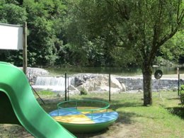 Camping Pas Cher vous présente avec son site Officiel campingpascher.fr, le Camping Le Ventadour classé 3 étoiles, situé sur la commune de Meyras dans le département Ardèche (Rhône Alpes) en France. Le camping Le Ventadour vous propose un hébergement de type mobil-home de 25 m² pour 2 personnes (télévision). L'établissement vous propose 3 autres types d'hébergements. Découvrez tous nos séjours à petits prix dans la commune et aux alentours de Meyras du département : Ardèche (Rhône Alpes). Les Avis clients pour le Camping Le Ventadour sont excellents avec une note moyenne de 8 sur 10. Animations familiales, Aire de jeux enfants, Baby-foot, Canoë-kayak, Cyclisme, Ping-pong, Piscine, Pétanque, Randonnée, Terrain de volley-ball, Bar, Dépôt de pain, Pizzeria, Plats à emporter, Snack/Bar, Épicerie,... En savoir plus : cliquez-ICI.