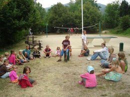 Camping Pas Cher vous présente avec son site Officiel campingpascher.fr, le Camping Le Ventadour classé 3 étoiles, situé sur la commune de Meyras dans le département Ardèche (Rhône Alpes) en France. Le camping Le Ventadour vous propose un hébergement de type mobil-home de 34 m² pour 2 personnes (télévision). L'établissement vous propose 3 autres types d'hébergements. Découvrez tous nos séjours à petits prix dans la commune et aux alentours de Meyras du département : Ardèche (Rhône Alpes). Les Avis clients pour le Camping Le Ventadour sont excellents avec une note moyenne de 8 sur 10. Animations familiales, Aire de jeux enfants, Baby-foot, Canoë-kayak, Cyclisme, Ping-pong, Piscine, Pétanque, Randonnée, Terrain de volley-ball, Bar, Dépôt de pain, Pizzeria, Plats à emporter, Snack/Bar, Épicerie,... En savoir plus : cliquez-ICI.