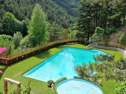 Camping Pas Cher vous présente avec son site Officiel campingpascher.fr, le Camping Le Capelan classé 4 étoiles, situé sur la commune de Meyrueis dans le département Lozere (Languedoc Roussillon) en France. Le camping Le Capelan, vous présente un hébergement de type mobil-home de 27 m² et télévision. Le camping Le Capelan vous propose du vendredi 05 juin au vendredi 12 juin 2026 avec un DÉPART DEMAIN pour 7 nuits à 402€. Cette location propose 48 dates différentes pour réserver votre séjour. Découvrez également les 8 autres gammes d'hébergements du camping. Les Avis clients pour le Camping Le Capelan sont excellents avec une note moyenne de 8 sur 10. LacRivière, Piscine chauffée, Piscine extérieure, Animation enfants, Baby-foot, Canoë-kayak, Canyoning, Centre équestre, Cyclisme, Escalade, Flipper, Ping-pong, Piscine, Pétanque, Randonnée, Terrain multisports, Trampoline, Bar, Plats à emporter, Snack/Bar, Supermarché, Épicerie,... En savoir plus : cliquez-ICI.