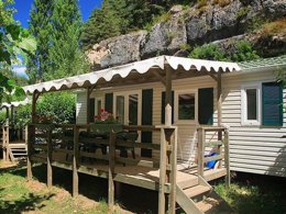 Camping Pas Cher vous présente avec son site Officiel campingpascher.fr, le Camping Le Capelan classé 4 étoiles, situé sur la commune de Meyrueis dans le département Lozere (Languedoc Roussillon) en France. Le camping Le Capelan, vous présente un hébergement de type mobil-home de 30 m² et télévision. Le camping Le Capelan vous propose du mercredi 29 avril au mercredi 06 mai 2026 pour 7 nuits à 382€. Cette location propose 111 dates différentes pour réserver votre séjour. Découvrez également les 6 autres gammes d'hébergements du camping. Les Avis clients pour le Camping Le Capelan sont excellents avec une note moyenne de 8 sur 10. LacRivière, Piscine chauffée, Piscine extérieure, Animation enfants, Baby-foot, Canoë-kayak, Canyoning, Centre équestre, Cyclisme, Escalade, Flipper, Ping-pong, Piscine, Pétanque, Randonnée, Terrain multisports, Trampoline, Bar, Plats à emporter, Snack/Bar, Supermarché, Épicerie,... En savoir plus : cliquez-ICI.