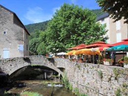 Camping Pas Cher vous présente avec son site Officiel campingpascher.fr, le Camping Le Capelan classé 4 étoiles, situé sur la commune de Meyrueis dans le département Lozere (Languedoc Roussillon) en France. Le camping Le Capelan, vous présente un hébergement de type mobil-home de 30 m² et télévision. Le camping Le Capelan vous propose du mercredi 29 avril au mercredi 06 mai 2026 pour 7 nuits à 382€. Cette location propose 111 dates différentes pour réserver votre séjour. Découvrez également les 6 autres gammes d'hébergements du camping. Les Avis clients pour le Camping Le Capelan sont excellents avec une note moyenne de 8 sur 10. LacRivière, Piscine chauffée, Piscine extérieure, Animation enfants, Baby-foot, Canoë-kayak, Canyoning, Centre équestre, Cyclisme, Escalade, Flipper, Ping-pong, Piscine, Pétanque, Randonnée, Terrain multisports, Trampoline, Bar, Plats à emporter, Snack/Bar, Supermarché, Épicerie,... En savoir plus : cliquez-ICI.