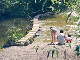 Camping Pas Cher vous présente avec son site Officiel campingpascher.fr, le Camping Le Capelan classé 4 étoiles, situé sur la commune de Meyrueis dans le département Lozere (Languedoc Roussillon) en France. Le camping Le Capelan, vous présente un hébergement de type mobil-home de 35 m² pour 1 personne et télévision. Le camping Le Capelan vous propose du mercredi 29 avril au mercredi 06 mai 2026 pour 7 nuits à 432€. Cette location propose 111 dates différentes pour réserver votre séjour. Découvrez également les 6 autres gammes d'hébergements du camping. Les Avis clients pour le Camping Le Capelan sont excellents avec une note moyenne de 8 sur 10. LacRivière, Piscine chauffée, Piscine extérieure, Animation enfants, Baby-foot, Canoë-kayak, Canyoning, Centre équestre, Cyclisme, Escalade, Flipper, Ping-pong, Piscine, Pétanque, Randonnée, Terrain multisports, Trampoline, Bar, Plats à emporter, Snack/Bar, Supermarché, Épicerie,... En savoir plus : cliquez-ICI.