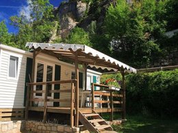Camping Pas Cher vous présente avec son site Officiel campingpascher.fr, le Camping Le Capelan classé 4 étoiles, situé sur la commune de Meyrueis dans le département Lozere (Languedoc Roussillon) en France. Le camping Le Capelan, vous présente un hébergement de type mobil-home de 25 m² et télévision. Le camping Le Capelan vous propose du mercredi 29 avril au mercredi 06 mai 2026 pour 7 nuits à 332€. Cette location propose 111 dates différentes pour réserver votre séjour. Découvrez également les 6 autres gammes d'hébergements du camping. Les Avis clients pour le Camping Le Capelan sont excellents avec une note moyenne de 8 sur 10. LacRivière, Piscine chauffée, Piscine extérieure, Animation enfants, Baby-foot, Canoë-kayak, Canyoning, Centre équestre, Cyclisme, Escalade, Flipper, Ping-pong, Piscine, Pétanque, Randonnée, Terrain multisports, Trampoline, Bar, Plats à emporter, Snack/Bar, Supermarché, Épicerie,... En savoir plus : cliquez-ICI.
