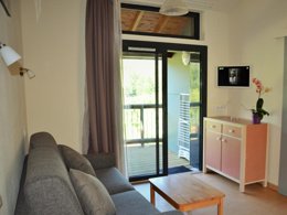 Camping Pas Cher vous présente avec son site Officiel campingpascher.fr, le Village vacances Domaine Aigoual Cévennes classé 3 étoiles, situé sur la commune de Meyrueis dans le département Lozere (Languedoc Roussillon) en France. Le village vacances Domaine Aigoual Cévennes vous propose un hébergement de type maison de 31 m² (télévision). Cet hébergement propose plus de 203 dates différentes pour réserver ! Pour dévouvrir la période la moins chère, consultez la rubrique 'Tarifs' et sélectionnez votre mois de départ. L'établissement vous propose 2 autres types d'hébergements. Découvrez tous nos séjours à petits prix dans la commune et aux alentours de Meyrueis du département : Lozere (Languedoc Roussillon). Les Avis clients pour le Village vacances Domaine Aigoual Cévennes sont excellents avec une note moyenne de 8 sur 10. Piscine chauffée, Piscine extérieure, Animations familiales, Aire de jeux enfants, Baby-foot, Court de tennis, Flipper, Ping-pong, Pétanque, Randonnée, Terrain multisports, Snack/Bar,... En savoir plus : cliquez-ICI.