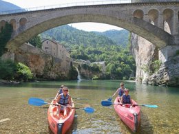 Camping Pas Cher vous présente avec son site Officiel campingpascher.fr, le Village vacances Domaine Aigoual Cévennes classé 3 étoiles, situé sur la commune de Meyrueis dans le département Lozere (Languedoc Roussillon) en France. Le village vacances Domaine Aigoual Cévennes vous propose un hébergement de type maison de 31 m² (télévision). Cet hébergement propose plus de 203 dates différentes pour réserver ! Pour dévouvrir la période la moins chère, consultez la rubrique 'Tarifs' et sélectionnez votre mois de départ. L'établissement vous propose 2 autres types d'hébergements. Découvrez tous nos séjours à petits prix dans la commune et aux alentours de Meyrueis du département : Lozere (Languedoc Roussillon). Les Avis clients pour le Village vacances Domaine Aigoual Cévennes sont excellents avec une note moyenne de 8 sur 10. Piscine chauffée, Piscine extérieure, Animations familiales, Aire de jeux enfants, Baby-foot, Court de tennis, Flipper, Ping-pong, Pétanque, Randonnée, Terrain multisports, Snack/Bar,... En savoir plus : cliquez-ICI.