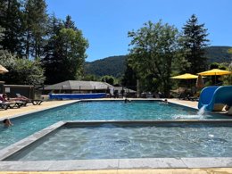 Camping Pas Cher vous présente avec son site Officiel campingpascher.fr, le Camping Le Jardin Des Cévennes classé 3 étoiles, situé sur la commune de Meyrueis dans le département Lozere (Languedoc Roussillon) en France. Le camping Le Jardin Des Cévennes vous propose un hébergement de type mobil-home de 27 m². L'établissement vous propose 11 autres types d'hébergements. Découvrez tous nos séjours à petits prix dans la commune et aux alentours de Meyrueis du département : Lozere (Languedoc Roussillon). Les Avis clients pour le Camping Le Jardin Des Cévennes sont excellents avec une note moyenne de 8 sur 10. Piscine chauffée, Piscine extérieure, Aire de jeux enfants, Baby-foot, Centre équestre, Court de tennis, Ping-pong, Pétanque, Randonnée, Salle de jeux vidéo, Bar, Dépôt de pain, Plats à emporter, Snack/Bar, Supermarché, Épicerie,... En savoir plus : cliquez-ICI.