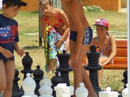 Camping Pas Cher vous présente avec son site Officiel campingpascher.fr, le Camping Beau Rivage - Ciela Village classé 4 étoiles, situé sur la commune de Meze dans le département Hérault (Languedoc Roussillon) en France. Le camping Beau Rivage - Ciela Village, vous présente un hébergement de type mobil-home de 29 m² avec climatisation et télévision. Le camping Beau Rivage - Ciela Village vous propose du dimanche 04 octobre au dimanche 11 octobre 2026, en promotion à -15% pour 7 nuits à 280,50 € au lieu de 330,0 € soit une Économie de 49,50 €. Cette location propose 64 dates différentes pour réserver votre séjour. Découvrez également les 5 autres gammes d'hébergements du camping. Les Avis clients pour le Camping Beau Rivage - Ciela Village sont excellents avec une note moyenne de 8 sur 10. Piscine couverte, Piscine extérieure, Animations familiales, Club enfants, Aire de jeux enfants, Baby-foot, Canoë-kayak, Centre équestre, Court de tennis, Plongée, Pétanque, Salle de fitness, Surf, Terrain multisports, Dépôt de pain, Supermarché,... En savoir plus : cliquez-ICI.