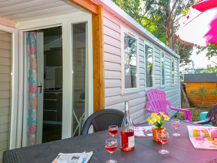 Camping Pas Cher vous présente avec son site Officiel campingpascher.fr, le Camping La Garenne classé 3 étoiles, situé sur la commune de Nefiach dans le département Pyrénées-orientales (Languedoc Roussillon) en France. Le camping La Garenne vous propose un hébergement de type mobil-home de 28 m² avec climatisation (télévision). L'établissement vous propose 10 autres types d'hébergements. Découvrez tous nos séjours à petits prix dans la commune et aux alentours de Nefiach du département : Pyrénées-orientales (Languedoc Roussillon). Les Avis clients pour le Camping La Garenne sont excellents avec une note moyenne de 9 sur 10. Piscine chauffée, Piscine extérieure, Animations familiales, Aire de jeux enfants, Canoë-kayak, Cyclisme, Ping-pong, Pétanque, Randonnée, Structure gonflable enfants, Trampoline, Bar, Dépôt de pain, Pizzeria, Plats à emporter, Snack/Bar, Épicerie,... En savoir plus : cliquez-ICI.