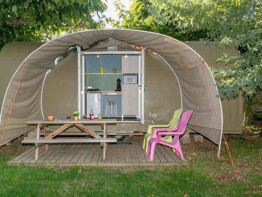 Camping Pas Cher vous présente avec son site Officiel campingpascher.fr, le Camping La Garenne classé 3 étoiles, situé sur la commune de Nefiach dans le département Pyrénées-orientales (Languedoc Roussillon) en France. Le camping La Garenne, vous présente un hébergement de type bungalow toilé de 16 m² et télévision. Le camping La Garenne vous propose du vendredi 05 juin au vendredi 12 juin 2026 avec une PROMO de DERNIÈRE MINUTE, en promotion à -25% pour 7 nuits à 180 € au lieu de 240,0 € soit une Économie de 60 €. Cette location propose 43 dates différentes pour réserver votre séjour. Découvrez également les 11 autres gammes d'hébergements du camping. Les Avis clients pour le Camping La Garenne sont excellents avec une note moyenne de 8 sur 10. Piscine chauffée, Piscine extérieure, Animations familiales, Aire de jeux enfants, Canoë-kayak, Cyclisme, Ping-pong, Pétanque, Randonnée, Structure gonflable enfants, Trampoline, Bar, Dépôt de pain, Pizzeria, Plats à emporter, Snack/Bar, Épicerie,... En savoir plus : cliquez-ICI.