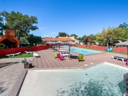 Camping Pas Cher vous présente avec son site Officiel campingpascher.fr, le Camping La Garenne classé 3 étoiles, situé sur la commune de Nefiach dans le département Pyrénées-orientales (Languedoc Roussillon) en France. Le camping La Garenne vous propose un hébergement de type mobil-home de 32 m² (télévision). L'établissement vous propose 11 autres types d'hébergements. Découvrez tous nos séjours à petits prix dans la commune et aux alentours de Nefiach du département : Pyrénées-orientales (Languedoc Roussillon). Les Avis clients pour le Camping La Garenne sont excellents avec une note moyenne de 9 sur 10. Piscine chauffée, Piscine extérieure, Animations familiales, Aire de jeux enfants, Canoë-kayak, Cyclisme, Ping-pong, Pétanque, Randonnée, Structure gonflable enfants, Trampoline, Bar, Dépôt de pain, Pizzeria, Plats à emporter, Snack/Bar, Épicerie,... En savoir plus : cliquez-ICI.