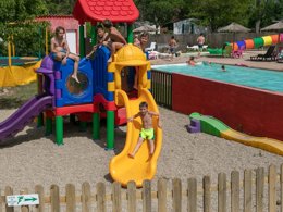 Camping Pas Cher vous présente avec son site Officiel campingpascher.fr, le Camping La Garenne classé 3 étoiles, situé sur la commune de Nefiach dans le département Pyrénées-orientales (Languedoc Roussillon) en France. Le camping La Garenne vous propose un hébergement de type mobil-home de 25 m² avec climatisation (télévision). L'établissement vous propose 6 autres types d'hébergements. Découvrez tous nos séjours à petits prix dans la commune et aux alentours de Nefiach du département : Pyrénées-orientales (Languedoc Roussillon). Les Avis clients pour le Camping La Garenne sont excellents avec une note moyenne de 8 sur 10. Piscine chauffée, Piscine extérieure, Animations familiales, Aire de jeux enfants, Canoë-kayak, Cyclisme, Ping-pong, Pétanque, Randonnée, Structure gonflable enfants, Trampoline, Bar, Dépôt de pain, Pizzeria, Plats à emporter, Snack/Bar, Épicerie,... En savoir plus : cliquez-ICI.