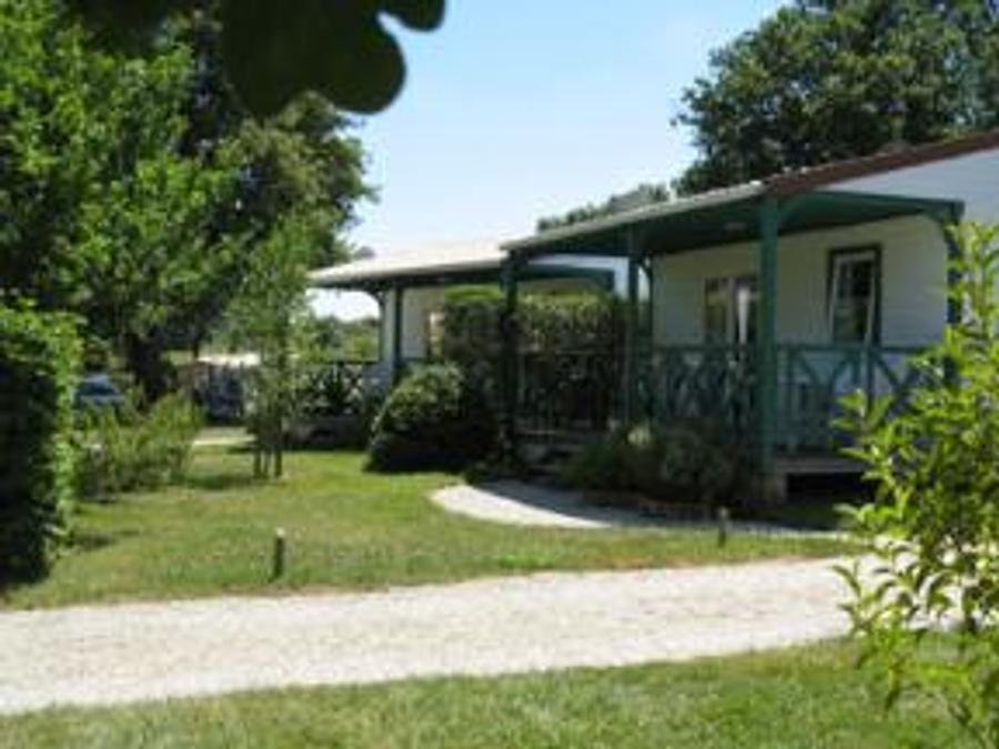 Camping Pas Cher vous présente avec son site Officiel campingpascher.fr, le Camping Le Moulin De Rambourg classé 3 étoiles, situé sur la commune de Nesmy dans le département Vendée (Pays De La Loire) en France. Le camping Le Moulin De Rambourg, vous présente un hébergement de type chalet de 24 m² et télévision. Le camping Le Moulin De Rambourg vous propose du dimanche 27 septembre au dimanche 04 octobre 2026 pour 7 nuits à 250€. Cette location propose 77 dates différentes pour réserver votre séjour. Découvrez également les 2 autres gammes d'hébergements du camping. Les Avis clients pour le Camping Le Moulin De Rambourg sont excellents avec une note moyenne de 8 sur 10. LacMerRivière, Piscine couverte, Piscine extérieure, Animations familiales, Aire de jeux enfants, Baby-foot, Canoë-kayak, Centre équestre, Cyclisme, Flipper, Golf, Ping-pong, Piscine, Pétanque, Randonnée, Salle de jeux vidéo, Bar, Dépôt de pain, Pizzeria, Snack/Bar, Épicerie,... En savoir plus : cliquez-ICI.