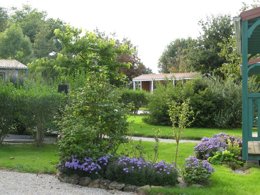 Camping Pas Cher vous présente avec son site Officiel campingpascher.fr, le Camping Le Moulin De Rambourg classé 3 étoiles, situé sur la commune de Nesmy dans le département Vendée (Pays De La Loire) en France. Le camping Le Moulin De Rambourg, vous présente un hébergement de type chalet de 24 m² et télévision. Le camping Le Moulin De Rambourg vous propose du dimanche 27 septembre au dimanche 04 octobre 2026 pour 7 nuits à 250€. Cette location propose 77 dates différentes pour réserver votre séjour. Découvrez également les 2 autres gammes d'hébergements du camping. Les Avis clients pour le Camping Le Moulin De Rambourg sont excellents avec une note moyenne de 8 sur 10. LacMerRivière, Piscine couverte, Piscine extérieure, Animations familiales, Aire de jeux enfants, Baby-foot, Canoë-kayak, Centre équestre, Cyclisme, Flipper, Golf, Ping-pong, Piscine, Pétanque, Randonnée, Salle de jeux vidéo, Bar, Dépôt de pain, Pizzeria, Snack/Bar, Épicerie,... En savoir plus : cliquez-ICI.