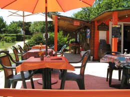 Camping Pas Cher vous présente avec son site Officiel campingpascher.fr, le Camping Le Moulin De Rambourg classé 3 étoiles, situé sur la commune de Nesmy dans le département Vendée (Pays De La Loire) en France. Le camping Le Moulin De Rambourg vous propose un hébergement de type mobil-home (télévision). L'établissement vous propose un autre type d'hébergement. Découvrez tous nos séjours à petits prix dans la commune et aux alentours de Nesmy du département : Vendée (Pays De La Loire). Les Avis clients pour le Camping Le Moulin De Rambourg sont excellents avec une note moyenne de 8 sur 10. LacMerRivière, Piscine couverte, Piscine extérieure, Animations familiales, Aire de jeux enfants, Baby-foot, Canoë-kayak, Centre équestre, Cyclisme, Flipper, Golf, Ping-pong, Piscine, Pétanque, Randonnée, Salle de jeux vidéo, Bar, Dépôt de pain, Pizzeria, Snack/Bar, Épicerie,... En savoir plus : cliquez-ICI.