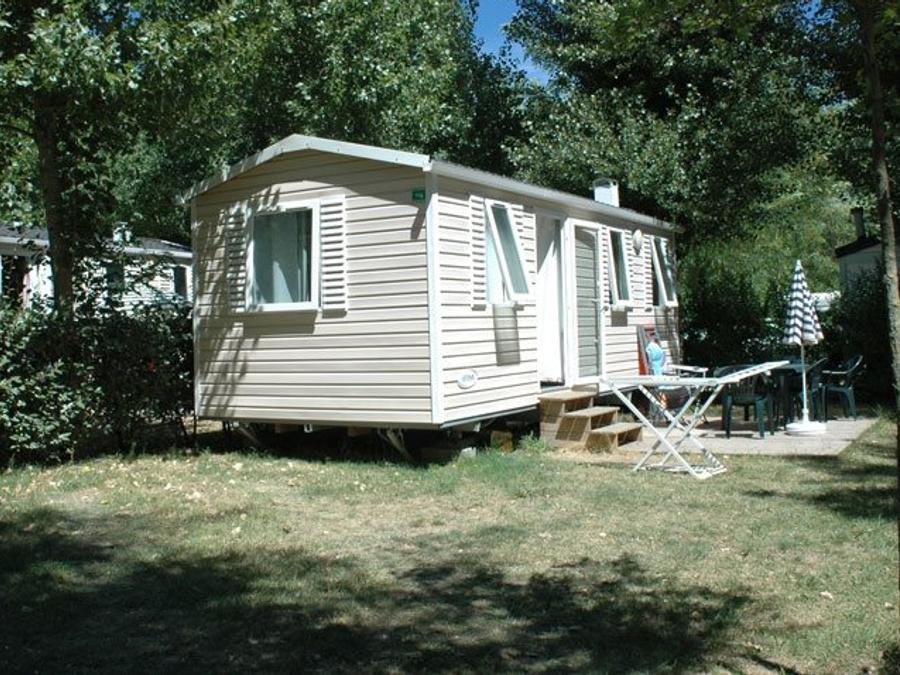 Camping Pas Cher vous présente avec son site Officiel campingpascher.fr, le Camping Flower Saint Lambert classé 3 étoiles, situé sur la commune de Millau dans le département Aveyron (Midi Pyrénées) en France. Le camping Flower Saint Lambert vous propose un hébergement de type mobil-home de 21 m². L'établissement vous propose 14 autres types d'hébergements. Découvrez tous nos séjours à petits prix dans la commune et aux alentours de Millau du département : Aveyron (Midi Pyrénées). Les Avis clients pour le Camping Flower Saint Lambert sont excellents avec une note moyenne de 8 sur 10. Piscine chauffée, Piscine extérieure, Animations familiales, Club enfants, Aire de jeux enfants, Baby-foot, Canoë-kayak, Court de tennis, Ping-pong, Piscine, Pétanque, Randonnée, Salle de jeux vidéo, Terrain de football, Plats à emporter, Snack/Bar, Épicerie,... En savoir plus : cliquez-ICI.