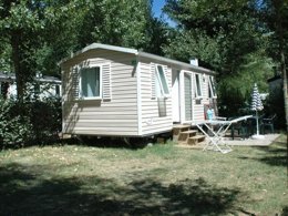 Camping Pas Cher vous présente avec son site Officiel campingpascher.fr, le Camping Flower Saint Lambert classé 3 étoiles, situé sur la commune de Millau dans le département Aveyron (Midi Pyrénées) en France. Le camping Flower Saint Lambert vous propose un hébergement de type mobil-home de 21 m². L'établissement vous propose 11 autres types d'hébergements. Découvrez tous nos séjours à petits prix dans la commune et aux alentours de Millau du département : Aveyron (Midi Pyrénées). Les Avis clients pour le Camping Flower Saint Lambert sont excellents avec une note moyenne de 8 sur 10. Piscine chauffée, Piscine extérieure, Animations familiales, Club enfants, Aire de jeux enfants, Baby-foot, Canoë-kayak, Court de tennis, Ping-pong, Piscine, Pétanque, Randonnée, Salle de jeux vidéo, Terrain de football, Plats à emporter, Snack/Bar, Épicerie,... En savoir plus : cliquez-ICI.