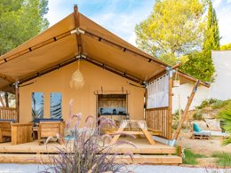 Camping Pas Cher vous présente avec son site Officiel campingpascher.fr, le Camping Flower Saint Lambert classé 3 étoiles, situé sur la commune de Millau dans le département Aveyron (Midi Pyrénées) en France. Le camping Flower Saint Lambert, vous présente un hébergement de type tente en toile et bois de 27 m² pour 2 personnes. Le camping Flower Saint Lambert vous propose du mardi 26 mai au mardi 02 juin 2026 pour 7 nuits à 553€. Cette location propose 101 dates différentes pour réserver votre séjour. Découvrez également les 11 autres gammes d'hébergements du camping. Les Avis clients pour le Camping Flower Saint Lambert sont excellents avec une note moyenne de 8 sur 10. Piscine chauffée, Piscine extérieure, Animations familiales, Club enfants, Aire de jeux enfants, Baby-foot, Canoë-kayak, Court de tennis, Ping-pong, Piscine, Pétanque, Randonnée, Salle de jeux vidéo, Terrain de football, Plats à emporter, Snack/Bar, Épicerie,... En savoir plus : cliquez-ICI.