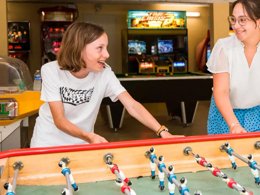 Camping Pas Cher vous présente avec son site Officiel campingpascher.fr, le Camping Flower Saint Lambert classé 3 étoiles, situé sur la commune de Millau dans le département Aveyron (Midi Pyrénées) en France. Le camping Flower Saint Lambert, vous présente un hébergement de type tente en toile et bois de 20 m². Le camping Flower Saint Lambert vous propose du mardi 26 mai au mardi 02 juin 2026 pour 7 nuits à 259€. Cette location propose 101 dates différentes pour réserver votre séjour. Découvrez également les 11 autres gammes d'hébergements du camping. Les Avis clients pour le Camping Flower Saint Lambert sont excellents avec une note moyenne de 8 sur 10. Piscine chauffée, Piscine extérieure, Animations familiales, Club enfants, Aire de jeux enfants, Baby-foot, Canoë-kayak, Court de tennis, Ping-pong, Piscine, Pétanque, Randonnée, Salle de jeux vidéo, Terrain de football, Plats à emporter, Snack/Bar, Épicerie,... En savoir plus : cliquez-ICI.