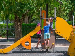 Camping Pas Cher vous présente avec son site Officiel campingpascher.fr, le Camping Flower Saint Lambert classé 3 étoiles, situé sur la commune de Millau dans le département Aveyron (Midi Pyrénées) en France. Le camping Flower Saint Lambert, vous présente un hébergement de type mobil-home de 19 m². Le camping Flower Saint Lambert vous propose du mardi 26 mai au mardi 02 juin 2026 pour 7 nuits à 259€. Cette location propose 101 dates différentes pour réserver votre séjour. Découvrez également les 11 autres gammes d'hébergements du camping. Les Avis clients pour le Camping Flower Saint Lambert sont excellents avec une note moyenne de 8 sur 10. Piscine chauffée, Piscine extérieure, Animations familiales, Club enfants, Aire de jeux enfants, Baby-foot, Canoë-kayak, Court de tennis, Ping-pong, Piscine, Pétanque, Randonnée, Salle de jeux vidéo, Terrain de football, Plats à emporter, Snack/Bar, Épicerie,... En savoir plus : cliquez-ICI.