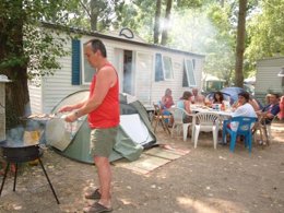 Camping Pas Cher vous présente avec son site Officiel campingpascher.fr, le Camping Flower Saint Lambert classé 3 étoiles, situé sur la commune de Millau dans le département Aveyron (Midi Pyrénées) en France. Le camping Flower Saint Lambert, vous présente un hébergement de type mobil-home de 28 m² et télévision. Le camping Flower Saint Lambert vous propose du mardi 26 mai au mardi 02 juin 2026 pour 7 nuits à 308€. Cette location propose 101 dates différentes pour réserver votre séjour. Découvrez également les 11 autres gammes d'hébergements du camping. Les Avis clients pour le Camping Flower Saint Lambert sont excellents avec une note moyenne de 8 sur 10. Piscine chauffée, Piscine extérieure, Animations familiales, Club enfants, Aire de jeux enfants, Baby-foot, Canoë-kayak, Court de tennis, Ping-pong, Piscine, Pétanque, Randonnée, Salle de jeux vidéo, Terrain de football, Plats à emporter, Snack/Bar, Épicerie,... En savoir plus : cliquez-ICI.