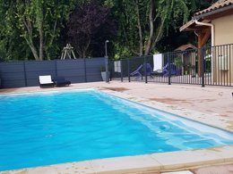 Camping Pas Cher vous présente avec son site Officiel campingpascher.fr, le Camping Les Erables classé 3 étoiles, situé sur la commune de Millau dans le département Aveyron (Midi Pyrénées) en France. Le camping Les Erables, vous présente un hébergement de type mobil-home de 27 m² et télévision. Le camping Les Erables vous propose du sam. 20 juin au sam. 27 juin 2026, en promotion à -10% pour 7 nuits à 306 € au lieu de 340,0 € soit une Économie de 34 €. Cette location propose 15 dates différentes pour réserver votre séjour. Découvrez également les 2 autres gammes d'hébergements du camping. Les Avis clients pour le Camping Les Erables sont excellents avec une note moyenne de 8 sur 10. Piscine chauffée, Piscine extérieure, Aire de jeux enfants, Baby-foot, Canoë-kayak, Escalade, Piscine, Randonnée, Bar, Dépôt de pain, Snack/Bar, Supermarché, Épicerie,... En savoir plus : cliquez-ICI.