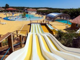 Camping Pas Cher vous présente avec son site Officiel campingpascher.fr, le Camping Siblu De La Plage Mimizan Funpass Inclus classé 4 étoiles, situé sur la commune de Mimizan dans le département Landes (Aquitaine) en France. Le camping Siblu De La Plage Mimizan Funpass Inclus, vous présente un hébergement de type mobil-home pour 6 personnes. Le camping Siblu De La Plage Mimizan Funpass Inclus vous proposeun séjour PAS CHER avec une REMISEdu lundi 08 juin au lundi 15 juin 2026, en promotion à -30% pour 7 nuits à 206,50 € au lieu de 295,0 € soit une Économie de 88,50 €. Cette location propose 78 dates différentes pour réserver votre séjour. Découvrez également les 10 autres gammes d'hébergements du camping. Les Avis clients pour le Camping Siblu De La Plage Mimizan Funpass Inclus sont excellents avec une note moyenne de 8 sur 10. Parc aquatique, Piscine couverte, Piscine extérieure, Animations familiales, Club ados, Club enfants, Aire de jeux enfants, Canoë-kayak, Centre équestre, Cyclisme, Escalade, Ping-pong, Plongée, Pétanque, Salle de fitness, Surf, Terrain de basketball, Terrain multisports, Bar, Dépôt de pain, Plats à emporter, Restaurant, Snack/Bar, Station-service, Supermarché, Épicerie,... En savoir plus : cliquez-ICI.