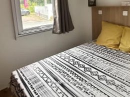 Camping Pas Cher vous présente avec son site Officiel campingpascher.fr, le Camping Siblu De La Plage Mimizan Funpass Inclus classé 4 étoiles, situé sur la commune de Mimizan dans le département Landes (Aquitaine) en France. Le camping Siblu De La Plage Mimizan Funpass Inclus, vous présente un hébergement de type mobil-home pour 6 personnes. Le camping Siblu De La Plage Mimizan Funpass Inclus vous propose du sam. 04 avril au sam. 11 avril 2026 pour 7 nuits à 385€. Cette location propose 12 dates différentes pour réserver votre séjour. Découvrez également les 7 autres gammes d'hébergements du camping. Les Avis clients pour le Camping Siblu De La Plage Mimizan Funpass Inclus sont excellents avec une note moyenne de 8 sur 10. Parc aquatique, Piscine couverte, Piscine extérieure, Animations familiales, Club ados, Club enfants, Aire de jeux enfants, Canoë-kayak, Centre équestre, Cyclisme, Escalade, Ping-pong, Plongée, Pétanque, Salle de fitness, Surf, Terrain de basketball, Terrain multisports, Bar, Dépôt de pain, Plats à emporter, Restaurant, Snack/Bar, Station-service, Supermarché, Épicerie,... En savoir plus : cliquez-ICI.