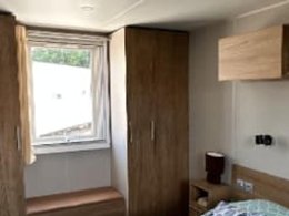 Camping Pas Cher vous présente avec son site Officiel campingpascher.fr, le Camping Siblu De La Plage Mimizan Funpass Inclus classé 4 étoiles, situé sur la commune de Mimizan dans le département Landes (Aquitaine) en France. Le camping Siblu De La Plage Mimizan Funpass Inclus, vous présente un hébergement de type mobil-home de 37 m² avec climatisation. Le camping Siblu De La Plage Mimizan Funpass Inclus vous propose du sam. 20 juin au sam. 27 juin 2026 pour 7 nuits à 490€. Cette location propose 7 dates différentes pour réserver votre séjour. Découvrez également les 7 autres gammes d'hébergements du camping. Les Avis clients pour le Camping Siblu De La Plage Mimizan Funpass Inclus sont excellents avec une note moyenne de 8 sur 10. Parc aquatique, Piscine couverte, Piscine extérieure, Animations familiales, Club ados, Club enfants, Aire de jeux enfants, Canoë-kayak, Centre équestre, Cyclisme, Escalade, Ping-pong, Plongée, Pétanque, Salle de fitness, Surf, Terrain de basketball, Terrain multisports, Bar, Dépôt de pain, Plats à emporter, Restaurant, Snack/Bar, Station-service, Supermarché, Épicerie,... En savoir plus : cliquez-ICI.