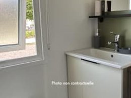 Camping Pas Cher vous présente avec son site Officiel campingpascher.fr, le Camping Siblu De La Plage Mimizan Funpass Inclus classé 4 étoiles, situé sur la commune de Mimizan dans le département Landes (Aquitaine) en France. Le camping Siblu De La Plage Mimizan Funpass Inclus, vous présente un hébergement de type mobil-home de 45 m². Le camping Siblu De La Plage Mimizan Funpass Inclus vous propose du sam. 22 août au sam. 29 août 2026 pour 7 nuits à 875€. Cette location propose 3 dates différentes pour réserver votre séjour. Découvrez également les 7 autres gammes d'hébergements du camping. Les Avis clients pour le Camping Siblu De La Plage Mimizan Funpass Inclus sont excellents avec une note moyenne de 8 sur 10. Parc aquatique, Piscine couverte, Piscine extérieure, Animations familiales, Club ados, Club enfants, Aire de jeux enfants, Canoë-kayak, Centre équestre, Cyclisme, Escalade, Ping-pong, Plongée, Pétanque, Salle de fitness, Surf, Terrain de basketball, Terrain multisports, Bar, Dépôt de pain, Plats à emporter, Restaurant, Snack/Bar, Station-service, Supermarché, Épicerie,... En savoir plus : cliquez-ICI.