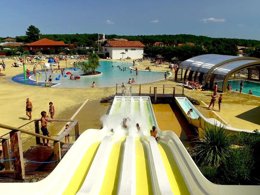 Camping Pas Cher vous présente avec son site Officiel campingpascher.fr, le Camping Siblu De La Plage Mimizan Funpass Inclus classé 4 étoiles, situé sur la commune de Mimizan dans le département Landes (Aquitaine) en France. Le camping Siblu De La Plage Mimizan Funpass Inclus, vous présente un hébergement de type mobil-home de 45 m² avec climatisation. Le camping Siblu De La Plage Mimizan Funpass Inclus vous propose du sam. 20 juin au sam. 27 juin 2026 pour 7 nuits à 441€. Cette location propose 7 dates différentes pour réserver votre séjour. Découvrez également les 7 autres gammes d'hébergements du camping. Les Avis clients pour le Camping Siblu De La Plage Mimizan Funpass Inclus sont excellents avec une note moyenne de 8 sur 10. Parc aquatique, Piscine couverte, Piscine extérieure, Animations familiales, Club ados, Club enfants, Aire de jeux enfants, Canoë-kayak, Centre équestre, Cyclisme, Escalade, Ping-pong, Plongée, Pétanque, Salle de fitness, Surf, Terrain de basketball, Terrain multisports, Bar, Dépôt de pain, Plats à emporter, Restaurant, Snack/Bar, Station-service, Supermarché, Épicerie,... En savoir plus : cliquez-ICI.