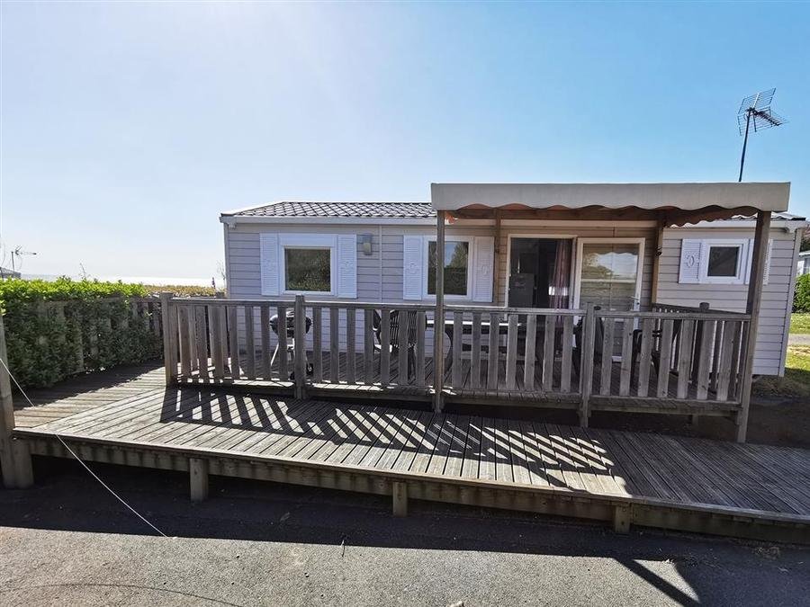 Camping Pas Cher vous présente avec son site Officiel campingpascher.fr, le Camping Et Parc Les Goelands classé 3 étoiles, situé sur la commune de Ambon dans le département Morbihan (Bretagne) en France. Le camping Et Parc Les Goelands vous propose un hébergement de type mobil-home de 34 m² pour 2 personnes (télévision). L'établissement vous propose 8 autres types d'hébergements. Découvrez tous nos séjours à petits prix dans la commune et aux alentours de Ambon du département : Morbihan (Bretagne). Les Avis clients pour le Camping Et Parc Les Goelands sont excellents avec une note moyenne de 8 sur 10. Mer, Piscine chauffée, Piscine couverte, Animations familiales, Aire de jeux enfants, Cyclisme, Ping-pong, Planche à voile, Pétanque, Randonnée, Terrain de beach-volley, Terrain multisports, Trampoline, kiteSurf, Bar, Dépôt de pain, Plats à emporter, Restaurant, Snack/Bar, Supermarché,... En savoir plus : cliquez-ICI.