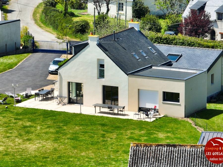 Camping Pas Cher vous présente avec son site Officiel campingpascher.fr, le Camping Et Parc Les Goelands classé 3 étoiles, situé sur la commune de Ambon dans le département Morbihan (Bretagne) en France. Le camping Et Parc Les Goelands vous propose un hébergement de type maison de campagne de 165 m² pour 2 personnes (télévision). L'établissement vous propose 8 autres types d'hébergements. Découvrez tous nos séjours à petits prix dans la commune et aux alentours de Ambon du département : Morbihan (Bretagne). Les Avis clients pour le Camping Et Parc Les Goelands sont excellents avec une note moyenne de 8 sur 10. Mer, Piscine chauffée, Piscine couverte, Animations familiales, Aire de jeux enfants, Cyclisme, Ping-pong, Planche à voile, Pétanque, Randonnée, Terrain de beach-volley, Terrain multisports, Trampoline, kiteSurf, Bar, Dépôt de pain, Plats à emporter, Restaurant, Snack/Bar, Supermarché,... En savoir plus : cliquez-ICI.