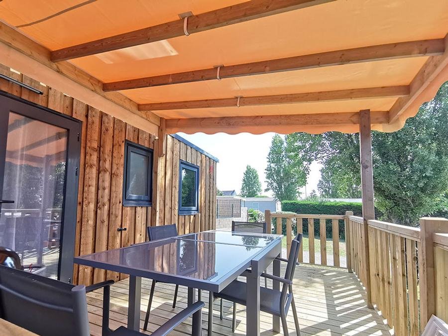 Camping Pas Cher vous présente avec son site Officiel campingpascher.fr, le Camping Et Parc Les Goelands classé 3 étoiles, situé sur la commune de Ambon dans le département Morbihan (Bretagne) en France. Le camping Et Parc Les Goelands vous propose un hébergement de type mobil-home de 24 m² (télévision). L'établissement vous propose 8 autres types d'hébergements. Découvrez tous nos séjours à petits prix dans la commune et aux alentours de Ambon du département : Morbihan (Bretagne). Les Avis clients pour le Camping Et Parc Les Goelands sont excellents avec une note moyenne de 8 sur 10. Mer, Piscine chauffée, Piscine couverte, Animations familiales, Aire de jeux enfants, Cyclisme, Ping-pong, Planche à voile, Pétanque, Randonnée, Terrain de beach-volley, Terrain multisports, Trampoline, kiteSurf, Bar, Dépôt de pain, Plats à emporter, Restaurant, Snack/Bar, Supermarché,... En savoir plus : cliquez-ICI.