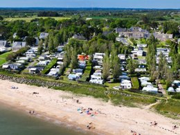 Camping Pas Cher vous présente avec son site Officiel campingpascher.fr, le Camping Et Parc Les Goelands classé 3 étoiles, situé sur la commune de Ambon dans le département Morbihan (Bretagne) en France. Le camping Et Parc Les Goelands vous propose un hébergement de type mobil-home de 24 m² (télévision). L'établissement vous propose 9 autres types d'hébergements. Découvrez tous nos séjours à petits prix dans la commune et aux alentours de Ambon du département : Morbihan (Bretagne). Les Avis clients pour le Camping Et Parc Les Goelands sont excellents avec une note moyenne de 8 sur 10. Mer, Piscine chauffée, Piscine couverte, Animations familiales, Aire de jeux enfants, Cyclisme, Ping-pong, Planche à voile, Pétanque, Randonnée, Terrain de beach-volley, Terrain multisports, Trampoline, kiteSurf, Bar, Dépôt de pain, Plats à emporter, Restaurant, Snack/Bar, Supermarché,... En savoir plus : cliquez-ICI.