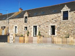 Camping Pas Cher vous présente avec son site Officiel campingpascher.fr, le Camping Et Parc Les Goelands classé 3 étoiles, situé sur la commune de Ambon dans le département Morbihan (Bretagne) en France. Le camping Et Parc Les Goelands, vous présente un hébergement de type maison de campagne de 180 m² pour 2 personnes et télévision. Le camping Et Parc Les Goelands vous propose du sam. 24 janvier au sam. 31 janvier 2026 pour 7 nuits à 900€. Cette location propose 3 dates différentes pour réserver votre séjour. Découvrez également les 7 autres gammes d'hébergements du camping. Les Avis clients pour le Camping Et Parc Les Goelands sont excellents avec une note moyenne de 8 sur 10. Mer, Piscine chauffée, Piscine couverte, Animations familiales, Aire de jeux enfants, Cyclisme, Ping-pong, Planche à voile, Pétanque, Randonnée, Terrain de beach-volley, Terrain multisports, Trampoline, kiteSurf, Bar, Dépôt de pain, Plats à emporter, Restaurant, Snack/Bar, Supermarché,... En savoir plus : cliquez-ICI.