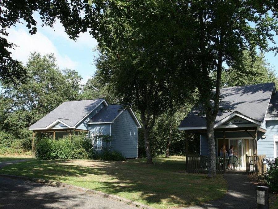 Camping Pas Cher vous présente avec son site Officiel campingpascher.fr, le Camping Le Parc De Vaux classé 3 étoiles, situé sur la commune de Ambrières Les Vallées dans le département Mayenne (Pays De La Loire) en France. Le camping Le Parc De Vaux, vous présente un hébergement de type chalet de 39 m² pour 6 personnes. Le camping Le Parc De Vaux vous propose du dimanche 14 juin au dimanche 21 juin 2026 pour 7 nuits à 355€. Cette location propose 78 dates différentes pour réserver votre séjour. Découvrez également les 6 autres gammes d'hébergements du camping. Les Avis clients pour le Camping Le Parc De Vaux sont excellents avec une note moyenne de 9 sur 10. LacRivièreÉtang, Piscine couverte, Piscine extérieure, Animations familiales, Club enfants, Aire de jeux enfants, Canoë-kayak, Centre équestre, Court de tennis, Cyclisme, Ping-pong, Planche à voile, Pédalo, Pétanque, Randonnée, Terrain de badminton, Bar, Plats à emporter, Restaurant asiatique, Supermarché,... En savoir plus : cliquez-ICI.