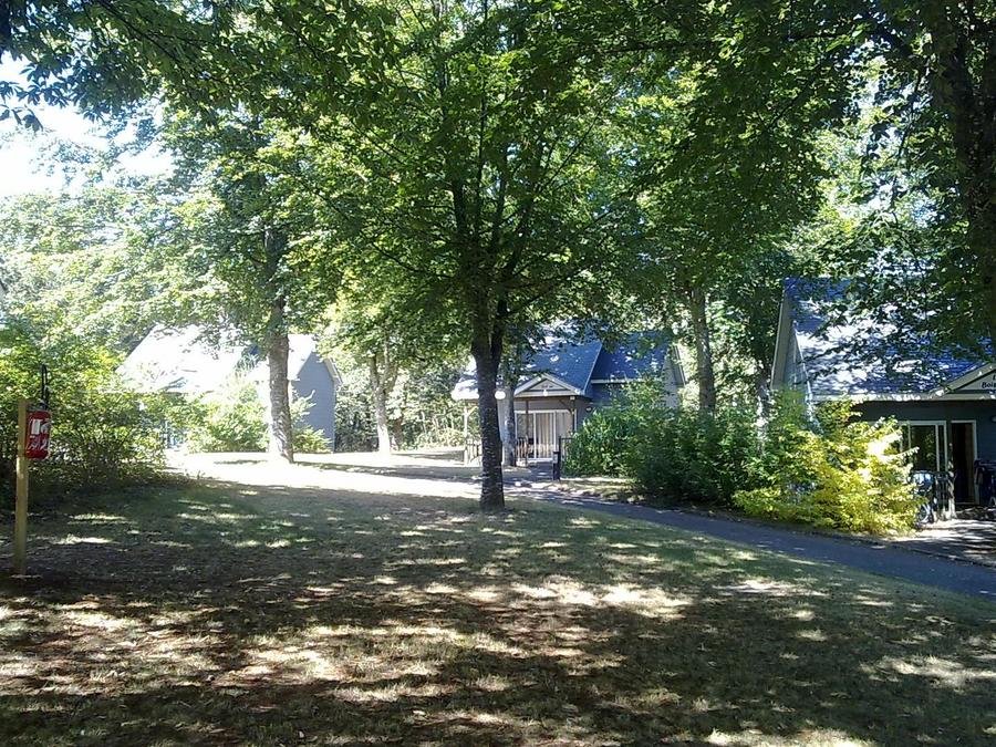 Camping Pas Cher vous présente avec son site Officiel campingpascher.fr, le Camping Le Parc De Vaux classé 3 étoiles, situé sur la commune de Ambrières Les Vallées dans le département Mayenne (Pays De La Loire) en France. Le camping Le Parc De Vaux, vous présente un hébergement de type chalet. Le camping Le Parc De Vaux vous propose du lundi 08 juin au lundi 15 juin 2026 pour 7 nuits à 311€. Cette location propose 77 dates différentes pour réserver votre séjour. Découvrez également les 6 autres gammes d'hébergements du camping. Les Avis clients pour le Camping Le Parc De Vaux sont excellents avec une note moyenne de 8 sur 10. LacRivièreÉtang, Piscine couverte, Piscine extérieure, Animations familiales, Club enfants, Aire de jeux enfants, Canoë-kayak, Centre équestre, Court de tennis, Cyclisme, Ping-pong, Planche à voile, Pédalo, Pétanque, Randonnée, Terrain de badminton, Bar, Plats à emporter, Restaurant asiatique, Supermarché,... En savoir plus : cliquez-ICI.