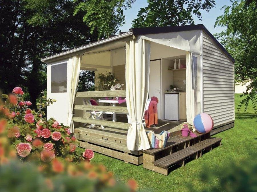 Camping Pas Cher vous présente avec son site Officiel campingpascher.fr, le Camping Le Parc De Vaux classé 3 étoiles, situé sur la commune de Ambrières Les Vallées dans le département Mayenne (Pays De La Loire) en France. Le camping Le Parc De Vaux, vous présente un hébergement de type mobil-home de 21 m² pour 5 personnes. Le camping Le Parc De Vaux vous propose du vendredi 05 juin au vendredi 12 juin 2026 avec un DÉPART DEMAIN pour 7 nuits à 240€. Cette location propose 23 dates différentes pour réserver votre séjour. Découvrez également les 6 autres gammes d'hébergements du camping. Les Avis clients pour le Camping Le Parc De Vaux sont excellents avec une note moyenne de 8 sur 10. LacRivièreÉtang, Piscine couverte, Piscine extérieure, Animations familiales, Club enfants, Aire de jeux enfants, Canoë-kayak, Centre équestre, Court de tennis, Cyclisme, Ping-pong, Planche à voile, Pédalo, Pétanque, Randonnée, Terrain de badminton, Bar, Plats à emporter, Restaurant asiatique, Supermarché,... En savoir plus : cliquez-ICI.