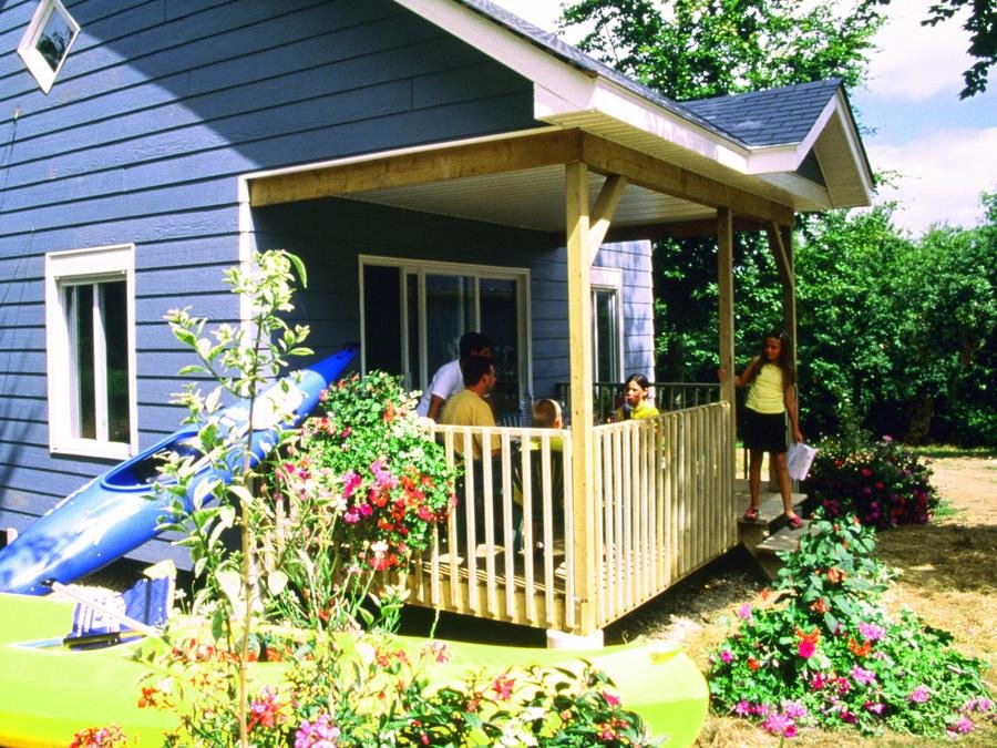 Camping Pas Cher vous présente avec son site Officiel campingpascher.fr, le Camping Le Parc De Vaux classé 3 étoiles, situé sur la commune de Ambrières Les Vallées dans le département Mayenne (Pays De La Loire) en France. Le camping Le Parc De Vaux, vous présente un hébergement de type chalet de 38 m² pour 4 personnes. Le camping Le Parc De Vaux vous propose du vendredi 05 juin au vendredi 12 juin 2026 avec un DÉPART DEMAIN pour 7 nuits à 311€. Cette location propose 68 dates différentes pour réserver votre séjour. Découvrez également les 6 autres gammes d'hébergements du camping. Les Avis clients pour le Camping Le Parc De Vaux sont excellents avec une note moyenne de 9 sur 10. LacRivièreÉtang, Piscine couverte, Piscine extérieure, Animations familiales, Club enfants, Aire de jeux enfants, Canoë-kayak, Centre équestre, Court de tennis, Cyclisme, Ping-pong, Planche à voile, Pédalo, Pétanque, Randonnée, Terrain de badminton, Bar, Plats à emporter, Restaurant asiatique, Supermarché,... En savoir plus : cliquez-ICI.