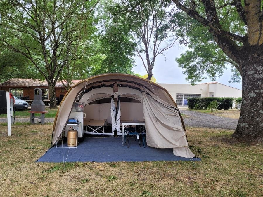 Camping Pas Cher vous présente avec son site Officiel campingpascher.fr, le Camping Les 2 Salamandres classé 2 étoiles, situé sur la commune de Arces Sur Gironde dans le département Charente-maritime (Poitou Charentes) en France. Le camping Les 2 Salamandres, vous présente un hébergement de type tente. Le camping Les 2 Salamandres vous propose du sam. 06 juin au sam. 13 juin 2026 pour 7 nuits à 315€. Cette location propose 15 dates différentes pour réserver votre séjour. Découvrez également les 5 autres gammes d'hébergements du camping. Les Avis clients pour le Camping Les 2 Salamandres sont excellents avec une note moyenne de 8 sur 10. Piscine extérieure, Aire de jeux enfants, Ping-pong, Pétanque, Snack/Bar,... En savoir plus : cliquez-ICI.