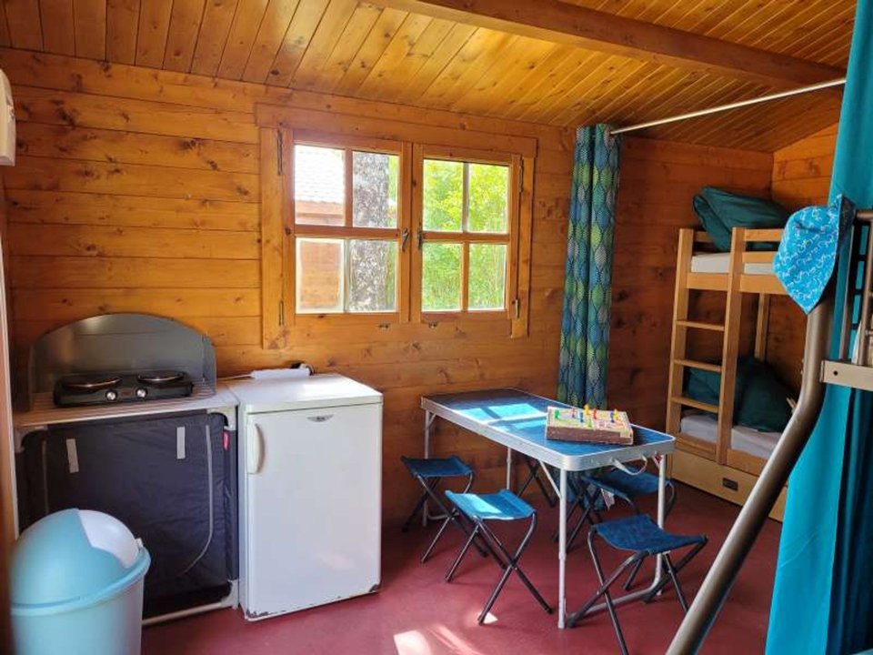 Camping Pas Cher vous présente avec son site Officiel campingpascher.fr, le Camping Les 2 Salamandres classé 2 étoiles, situé sur la commune de Arces Sur Gironde dans le département Charente-maritime (Poitou Charentes) en France. Le camping Les 2 Salamandres vous propose un hébergement de type tente en toile et bois de 20 m² pour 5 personnes. L'établissement vous propose 5 autres types d'hébergements. Découvrez tous nos séjours à petits prix dans la commune et aux alentours de Arces Sur Gironde du département : Charente-maritime (Poitou Charentes). Les Avis clients pour le Camping Les 2 Salamandres sont excellents avec une note moyenne de 8 sur 10. Piscine extérieure, Aire de jeux enfants, Ping-pong, Pétanque, Snack/Bar,... En savoir plus : cliquez-ICI.