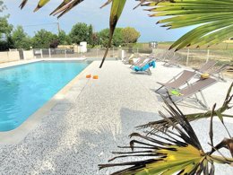 Camping Pas Cher vous présente avec son site Officiel campingpascher.fr, le Camping Les 2 Salamandres classé 2 étoiles, situé sur la commune de Arces Sur Gironde dans le département Charente-maritime (Poitou Charentes) en France. Le camping Les 2 Salamandres vous propose un hébergement de type tente en toile et bois de 20 m² pour 5 personnes. L'établissement vous propose 5 autres types d'hébergements. Découvrez tous nos séjours à petits prix dans la commune et aux alentours de Arces Sur Gironde du département : Charente-maritime (Poitou Charentes). Les Avis clients pour le Camping Les 2 Salamandres sont excellents avec une note moyenne de 8 sur 10. Piscine extérieure, Aire de jeux enfants, Ping-pong, Pétanque, Snack/Bar,... En savoir plus : cliquez-ICI.