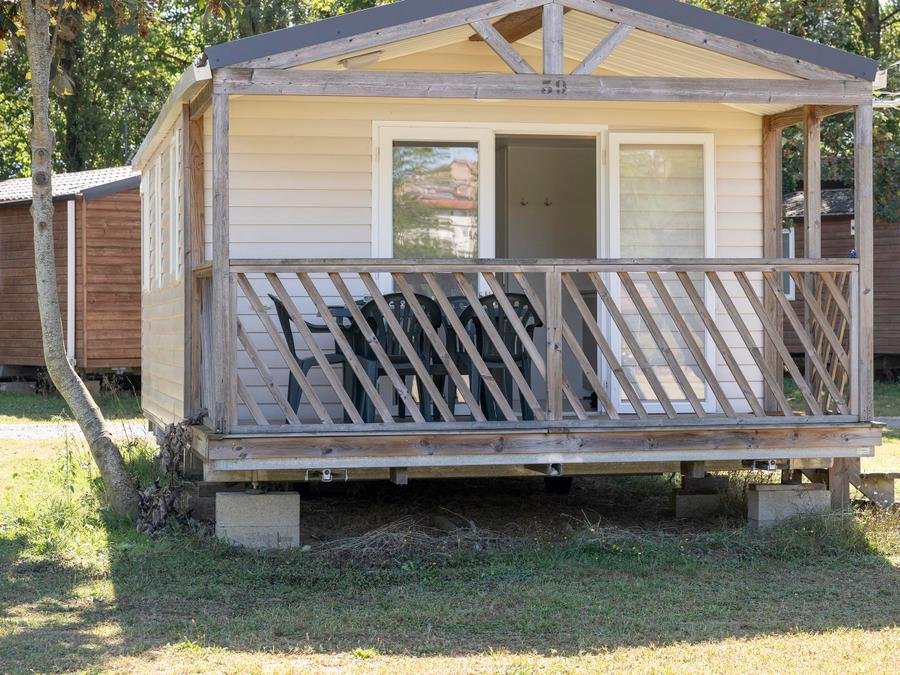 Camping Pas Cher vous présente avec son site Officiel campingpascher.fr, le Camping Ile Du Pont classé 3 étoiles, situé sur la commune de Mirande dans le département Gers (Midi Pyrénées) en France. Le camping Ile Du Pont vous propose un hébergement de type mobil-home de 21 m² pour 1 personne (télévision). L'établissement vous propose 7 autres types d'hébergements. Découvrez tous nos séjours à petits prix dans la commune et aux alentours de Mirande du département : Gers (Midi Pyrénées). Les Avis clients pour le Camping Ile Du Pont sont excellents avec une note moyenne de 8 sur 10. LacRivière, Piscine chauffée, Piscine couverte, Animations familiales, Aire de jeux enfants, Canoë-kayak, Centre équestre, Court de tennis, Golf, Ping-pong, Pétanque, Terrain de volley-ball, Terrain multisports, Tir à l’arc, Bar, Dépôt de pain, Plats à emporter, Restaurant, Épicerie,... En savoir plus : cliquez-ICI.