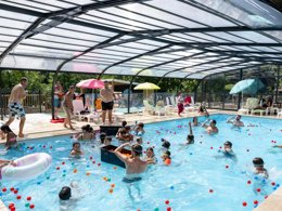 Camping Pas Cher vous présente avec son site Officiel campingpascher.fr, le Camping Ile Du Pont classé 3 étoiles, situé sur la commune de Mirande dans le département Gers (Midi Pyrénées) en France. Le camping Ile Du Pont vous propose un hébergement de type mobil-home de 21 m² pour 1 personne (télévision). L'établissement vous propose 7 autres types d'hébergements. Découvrez tous nos séjours à petits prix dans la commune et aux alentours de Mirande du département : Gers (Midi Pyrénées). Les Avis clients pour le Camping Ile Du Pont sont excellents avec une note moyenne de 8 sur 10. LacRivière, Piscine chauffée, Piscine couverte, Animations familiales, Aire de jeux enfants, Canoë-kayak, Centre équestre, Court de tennis, Golf, Ping-pong, Pétanque, Terrain de volley-ball, Terrain multisports, Tir à l’arc, Bar, Dépôt de pain, Plats à emporter, Restaurant, Épicerie,... En savoir plus : cliquez-ICI.