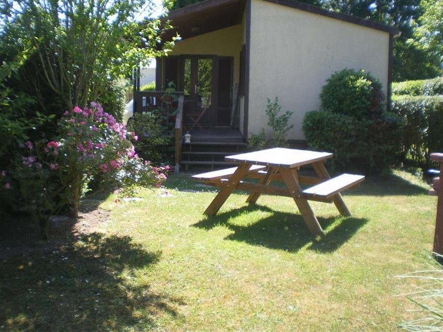 Camping Pas Cher vous présente avec son site Officiel campingpascher.fr, le Camping Chateau De Bouafles classé 4 étoiles, situé sur la commune de Bouafles dans le département Eure (Haute Normandie) en France. Le camping Chateau De Bouafles, vous présente un hébergement de type mobil-home de 22 m² et télévision. Le camping Chateau De Bouafles vous propose du dimanche 30 août au dimanche 06 septembre 2026 pour 7 nuits à 370€. Cette location propose 93 dates différentes pour réserver votre séjour. Découvrez également les 16 autres gammes d'hébergements du camping. Les Avis clients pour le Camping Chateau De Bouafles sont de 7 sur 10. Aire de jeux enfants, Canoë-kayak, Court de tennis, Cyclisme, Golf, Parcours sportif, Piscine, Pétanque, Randonnée, Terrain multisports, Bar, Dépôt de pain,... En savoir plus : cliquez-ICI.